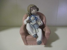 NAO by Lladro Daisa 1991 Mädchen mit Puppe auf Sessel