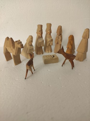 Krippenfiguren geschnitzt