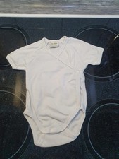 Weißer kurzarm Wickelbody -