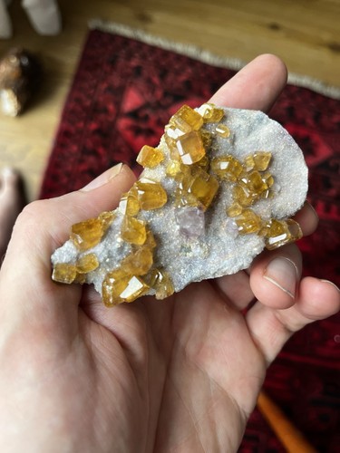 Goldgelber baryt auf fluorit - goldgelber,