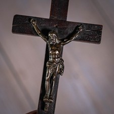 Kleines altes Kruzifix Holz