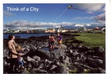 Postkarte :  ISLAND - REYKJAVIK , Kinder beim Drachenfliegen