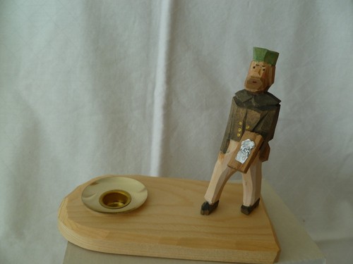 Kerzenhalter mit geschnitzten