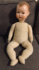 Uralte Schaufensterpuppe Baby, 62 cm, Stoffkörper, Masse-Kopf, Schildkröt-Karton