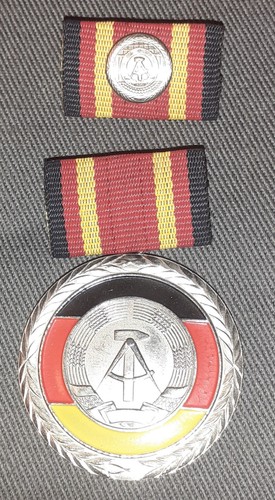 Verdienstmedaille der ddr mit - der,