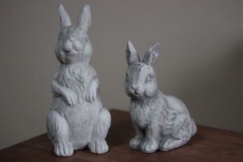 Osterhase sitzend oder stehend
