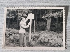 Foto antik, Mann am Schild