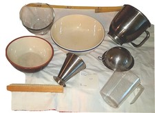 Backformen, Schüsseln, Messbecher, Sieb u.a. Porzellan, Metall