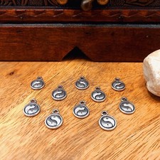 10 Kettenanhänger Charms Yin