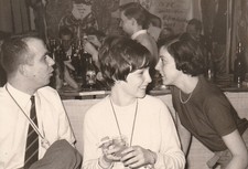 Vintage Foto  Schöne Frauen Mann am feiern Mode 50/60er Jahre X