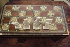 Handgefertigtes Holz-Schach-Spielbrett mit Perlmutt-Intarsien und Figuren Stein