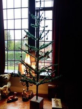 Antiker deutscher Weihnachtsbaum mit Gänsefedern