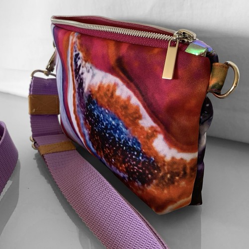 Kleine tasche mit - tasche, kunstdruck
