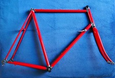 Roter Rennrad Rahmen 80er-Jahre in schöner Retro-Optik