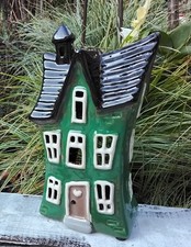 schiefes Windlichthaus aus