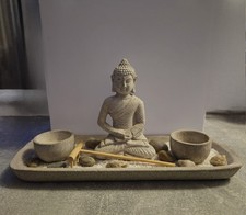 Buddha Set Dekoration - Statue, Rake, Steine, Sand, 2 Teelichthalter
