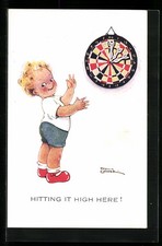Künstler-AK sign. Phyllis Cooper: Kleiner blonder Junge vor einer Dartscheibe 