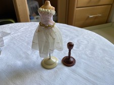 Puppenhaus, Kleiderständer