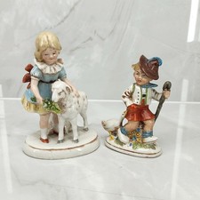 Porzellan Figur Junge auf