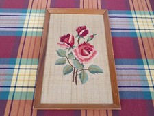 Altes Stickbild mit Rosenmotiv - gestickt auf Leinen? gerahmt in Holzrahmen