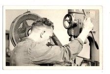 1930er Werkstatt Foto Arbeiter an Ständerbohrmaschine Metallbearbeitung Technik