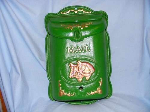 Grüner briefkasten mit - briefkasten,