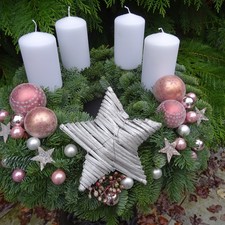 Adventskranz frisch Adventsgesteck Kranz Kugeln rosa Stern silber Kerzen weiss