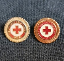 2 Abzeichen DDR: Treueabzeichen DRK für langjährige Mitarbeit Silber Bronze