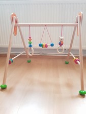 Hess Spieltrapez Kleiner Bär aus Holz Spiel- und Greiftrainer Regenbogen Wie NEU