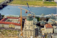 Postkarte :   DRESEDN - Luftansicht Frauenkirche , Wiederaufbau 22.06.2004