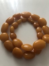 Eine atemberaubende handgefertigte Bakelit-Halskette im Bohème-Unisex-Stil. 