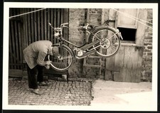 Fotografie Motorrad Zündapp, Mopedfahrer reinigt die Felgen 