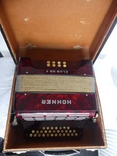 Hohner Club III B F Akkordeon mit Koffer und Riemen  Rot Knopfakkordeon