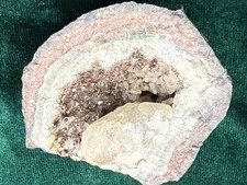 Hämatit Rosen/Tafeln, Goethit Nadeln, Calcit x, Quarz xx aus Juchem 