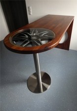 Eleganter Massivholztisch aus Akazienholz mit eingebauter AMG Alufelge 