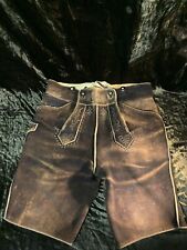 Kurze bestickte Lederhose aus