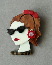 Retro Brosche Elegante Dame Acryl Mode 50er 60er Style Lady Frauen Kopf Schleife