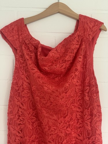 Rotes figurumspielendes