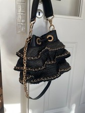 La Carrie Bucket Bag Damen Handtasche Schwarz Gold Kette Volant NEU Beuteltasche