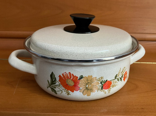 Beiger kochtopf mit - beiger,