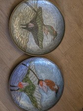 Zwei Emaille Messing Teller Eisvogel, Gemalt, Frankreich, D:21cm Wandteller