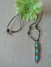 Außergewöhnliche Kette "Feder - Cabochon" Lederband schwarz Knebelverschluß