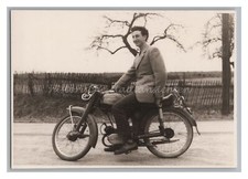 Junger mann auf - junger, motorrad