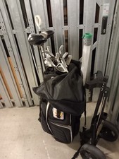 Golfbag mit Schlägern und Trolley