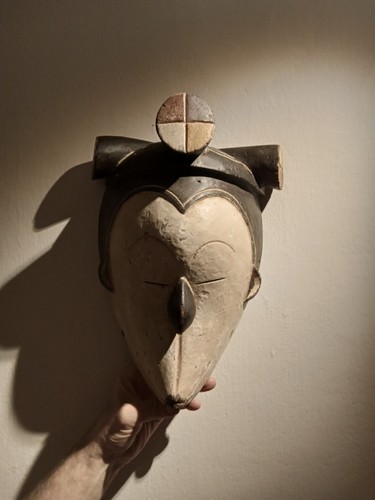 Afrikanische holzmaske mit - afrikanische,