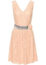 TRAUMHAFTES KLEID MIT SPITZE IN HELL PFIRSICH IM SUPER DESIGN Gr.34 NEU (4876)