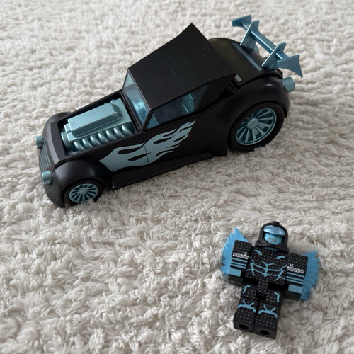 Schwarzes spielzeugauto - schwarzes,
