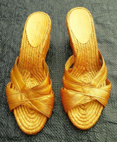 Große goldene sandalen mit - goldene,