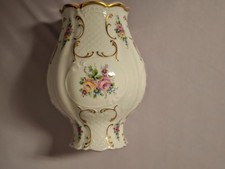 Weiße Blumen verzierte Vase