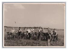 Schönes Foto von Jungen mit Fahrrad & Moped mit Wimpel - Altes Foto 1950er